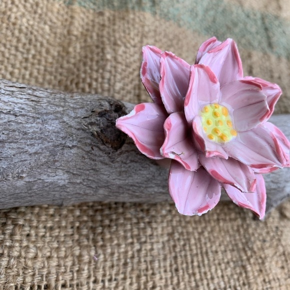 Anthropologie Flower Coat Hook Rack Flower Knobs - Picture 3 of 6